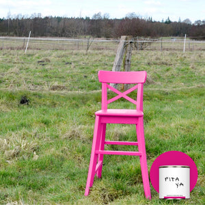 Pinker Stuhl draußen auf dem Land