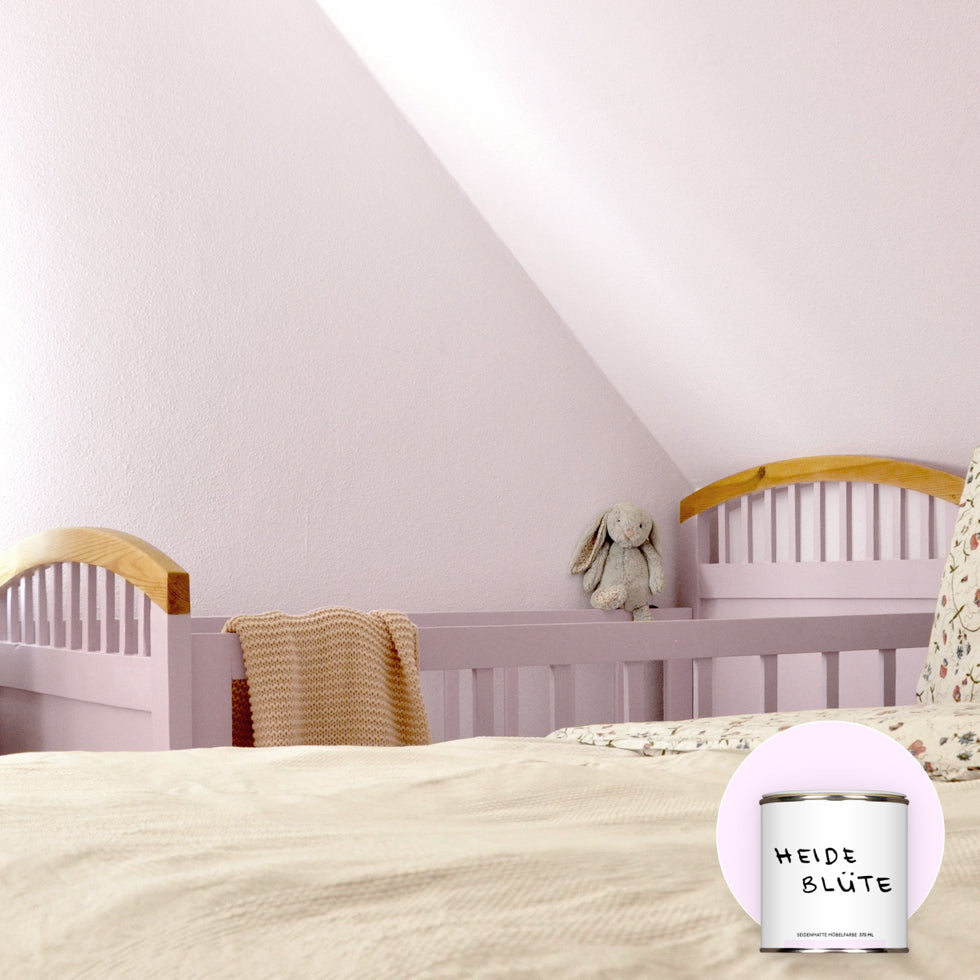Möbel-Upcycling mit Kinderbett in Rosa im Schlafzimmer der Eltern