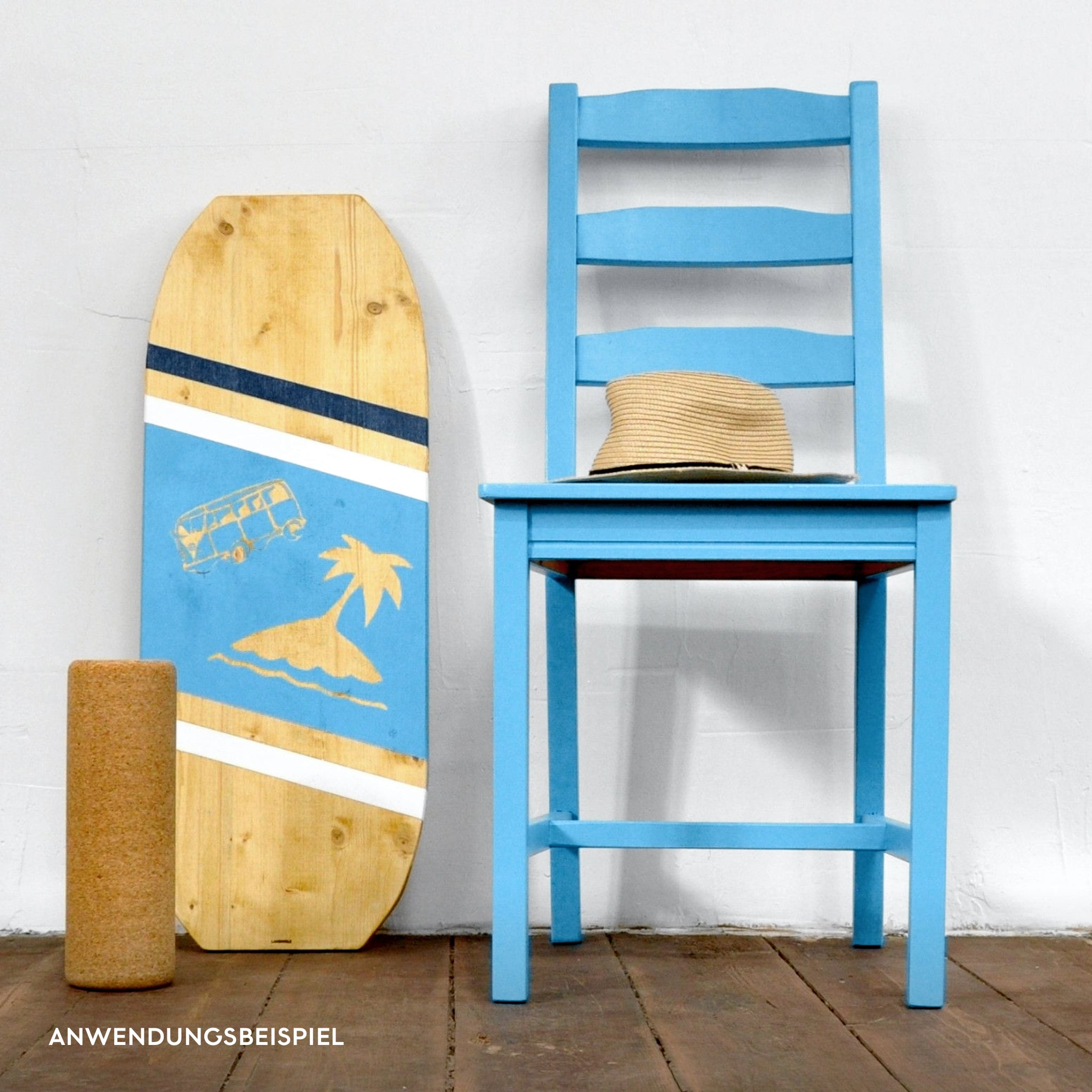 Anwendungsbeispiel blauer Lack für Möbel Upcycling auf Balanceboard mit Schablone und Stuhl.