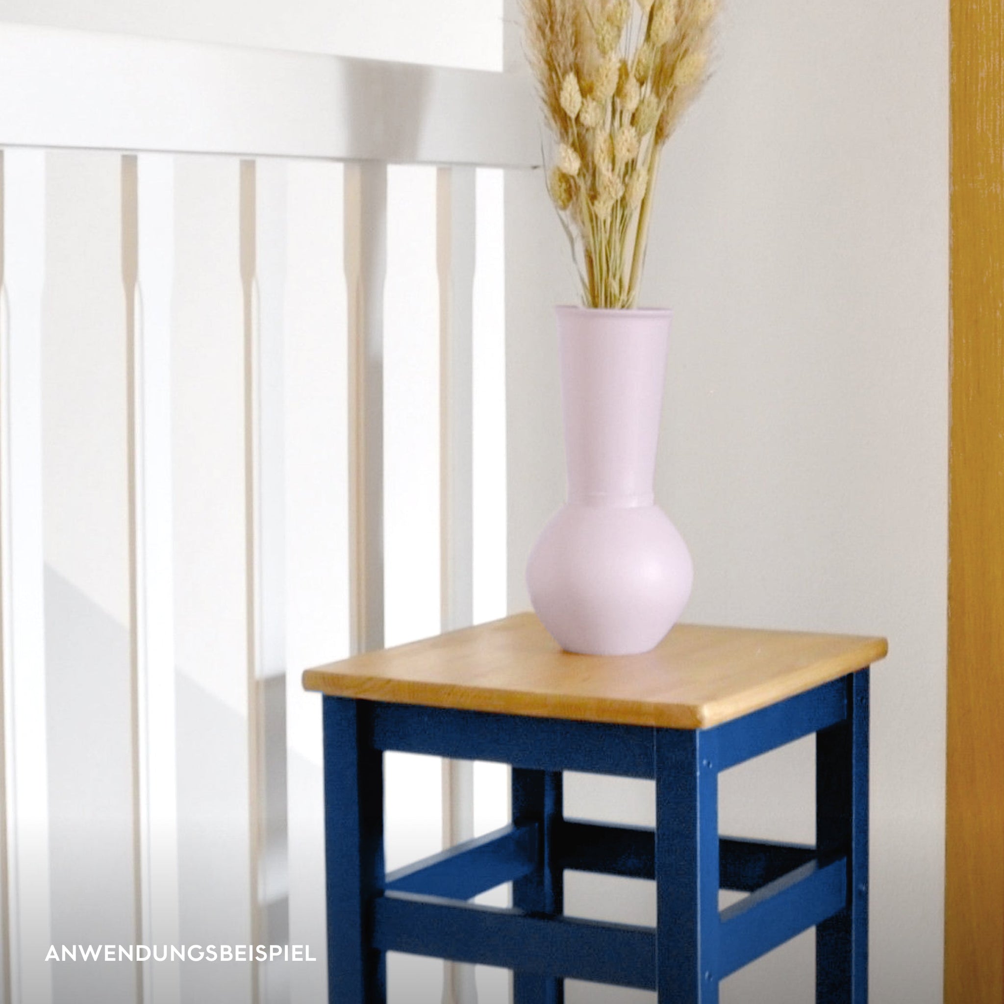 Vase in rosa, Möbelfarbe „Heideblüte“, angemalt, auf dunkelblauem Hocker und dekoriert mit Trockenblumen oder Pampasgras für Boho-Stil oder moderne Einrichtung