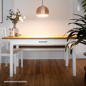 DIY Tisch mit Weiß gestrichenem Tischgestell und dunkler Holzplatte im Boho-Stil