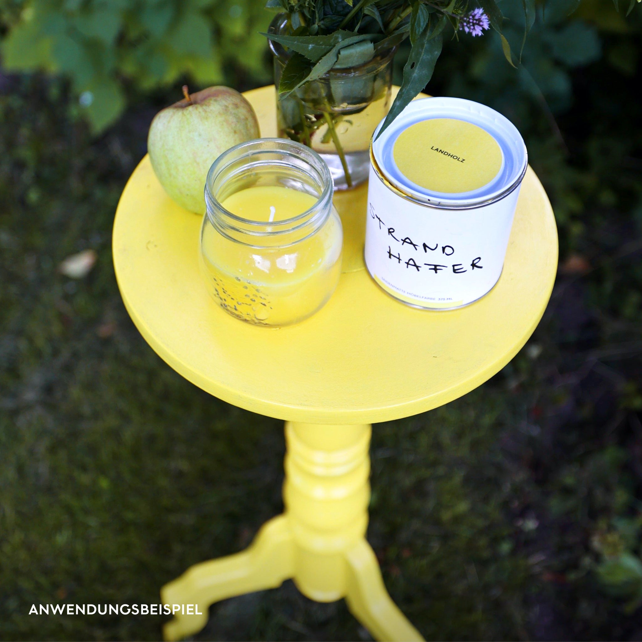 Altes Tischchen upgecycelt als Blumenständer in Gelb für den Garten